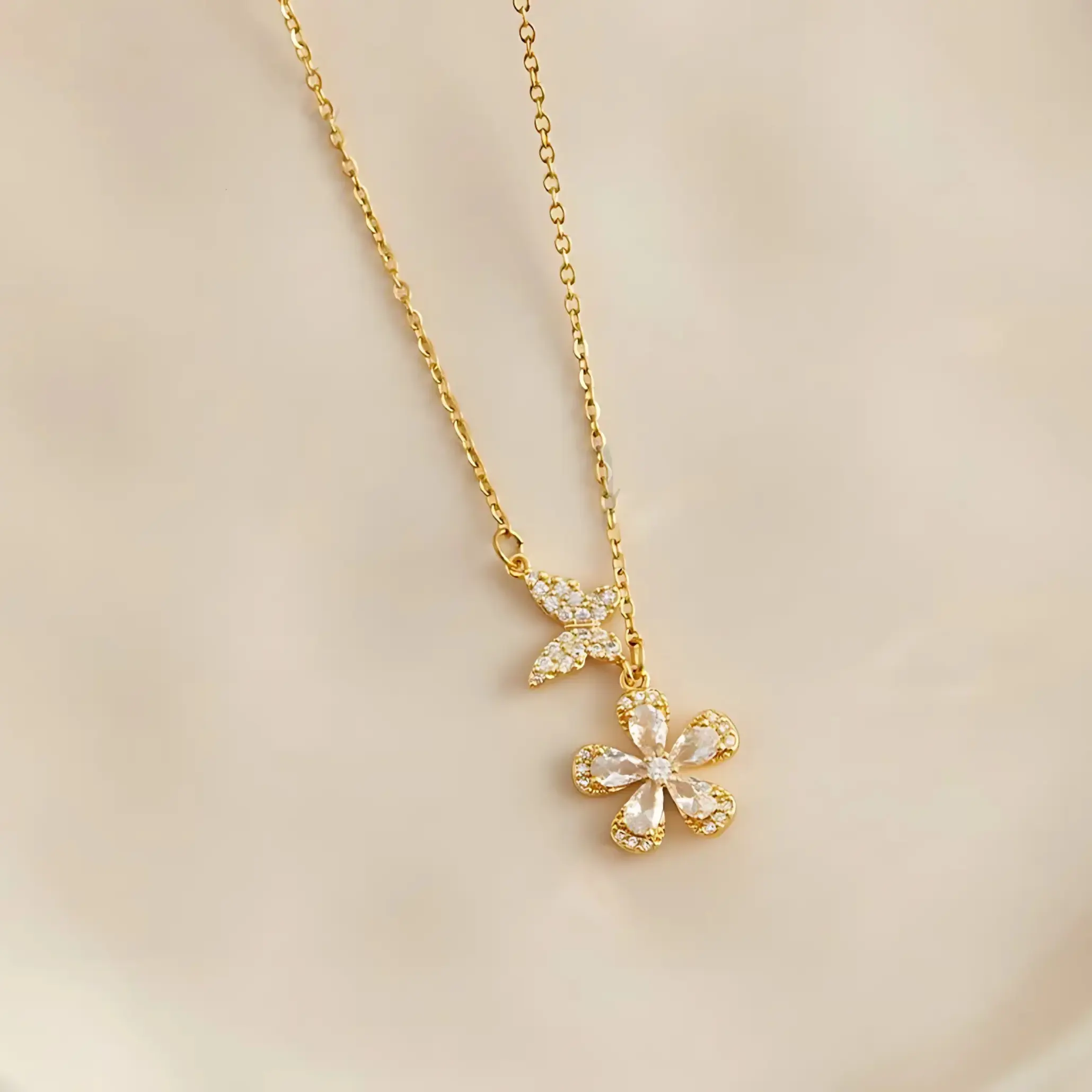 Cadena Acero Blanco con Dije Bronce Micropave con Flor y Mariposa